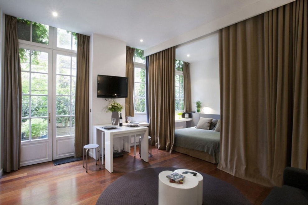 Rideaux bruns sur le rebord caché dans le plafond