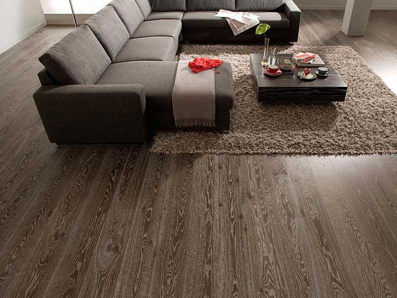 Tapis marron au sol avec linoléum