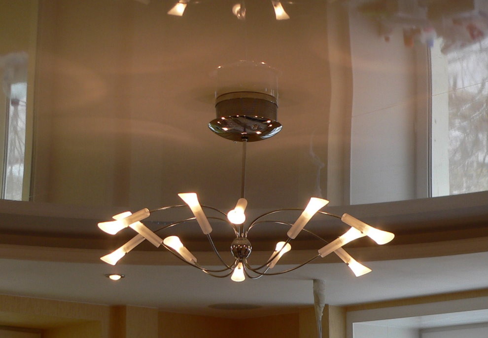 โคมระย้าพร้อมเขาขนาดเล็กบนเพดานยืด