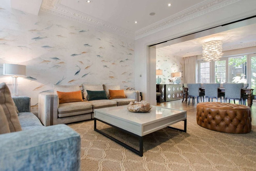 Weiße Tapete mit kaum merklichem Muster