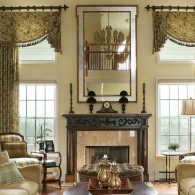 Décorer les fenêtres du salon avec cheminée