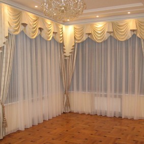 Cocktail de draperie sur un bandeau dans le hall