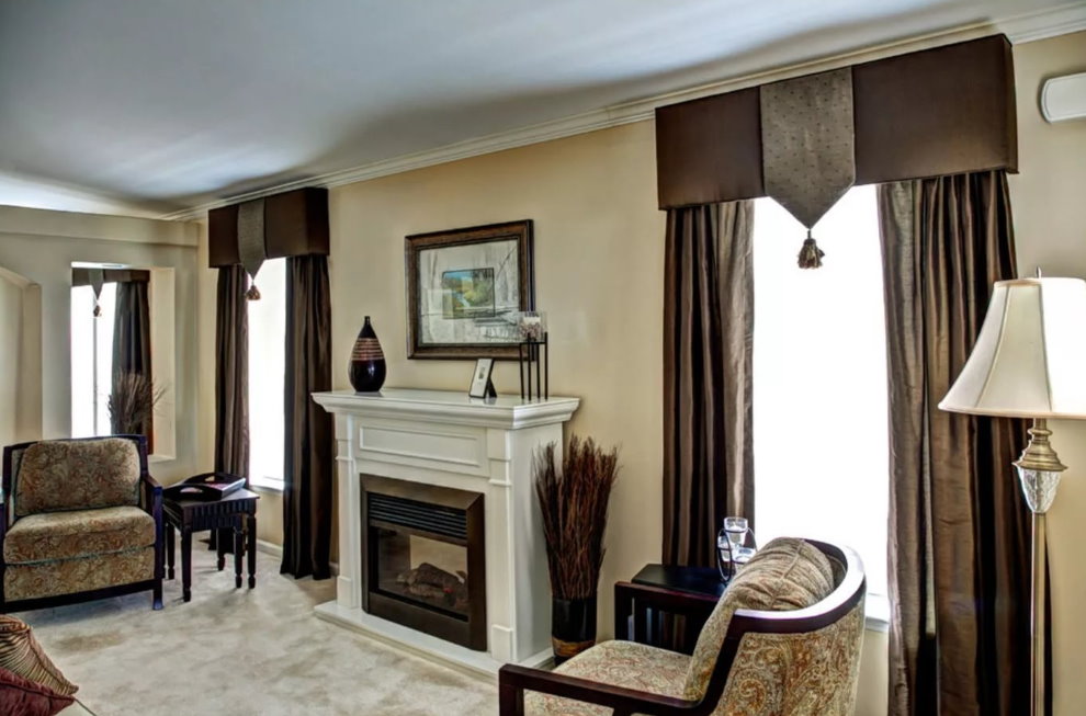 Rideaux foncés associés à un lambrequin de type dur