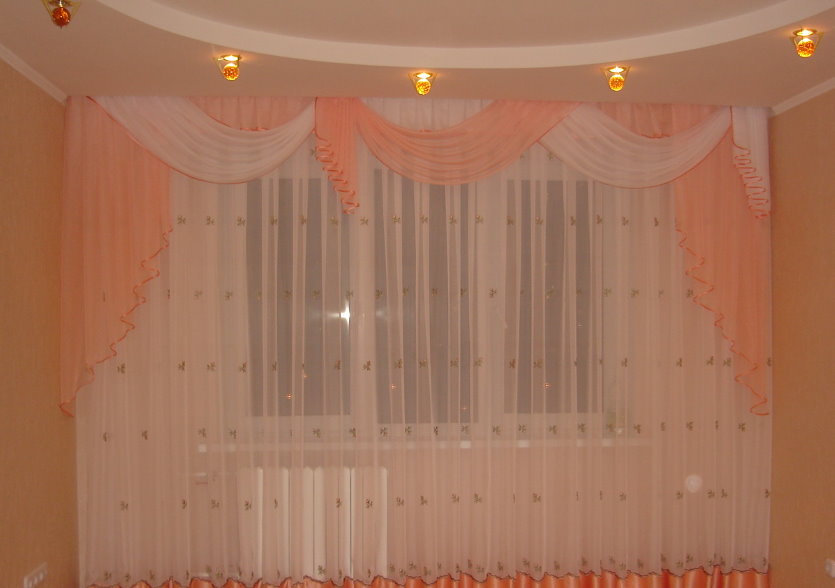 Lambrequin bicolore de tissus légers