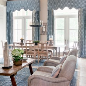 Chambre élégante avec de beaux lambrequins