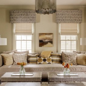 Rideaux romains lumineux sur les fenêtres avec des lambrequins