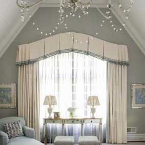 Peluche douce sur la fenêtre cintrée