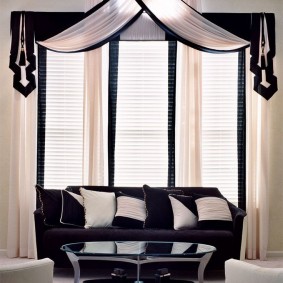 Beau lambrequin avec peroxydes sur la corniche