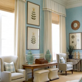 Peintures modulaires sur les piles entre les fenêtres