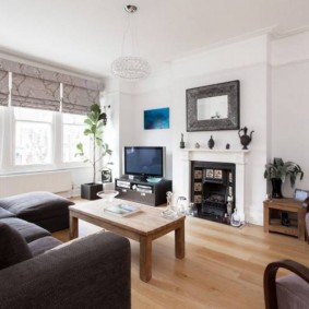 La combinaison de rideaux romains avec un simple lambrequin