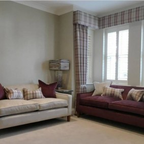 Deux canapés dans un petit salon