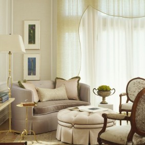 Pouf rond au lieu d'une table basse