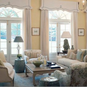 Salon lumineux avec de grandes fenêtres