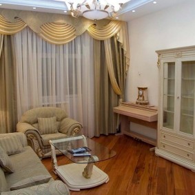 Armoire classique avec inserts en verre sur les portes