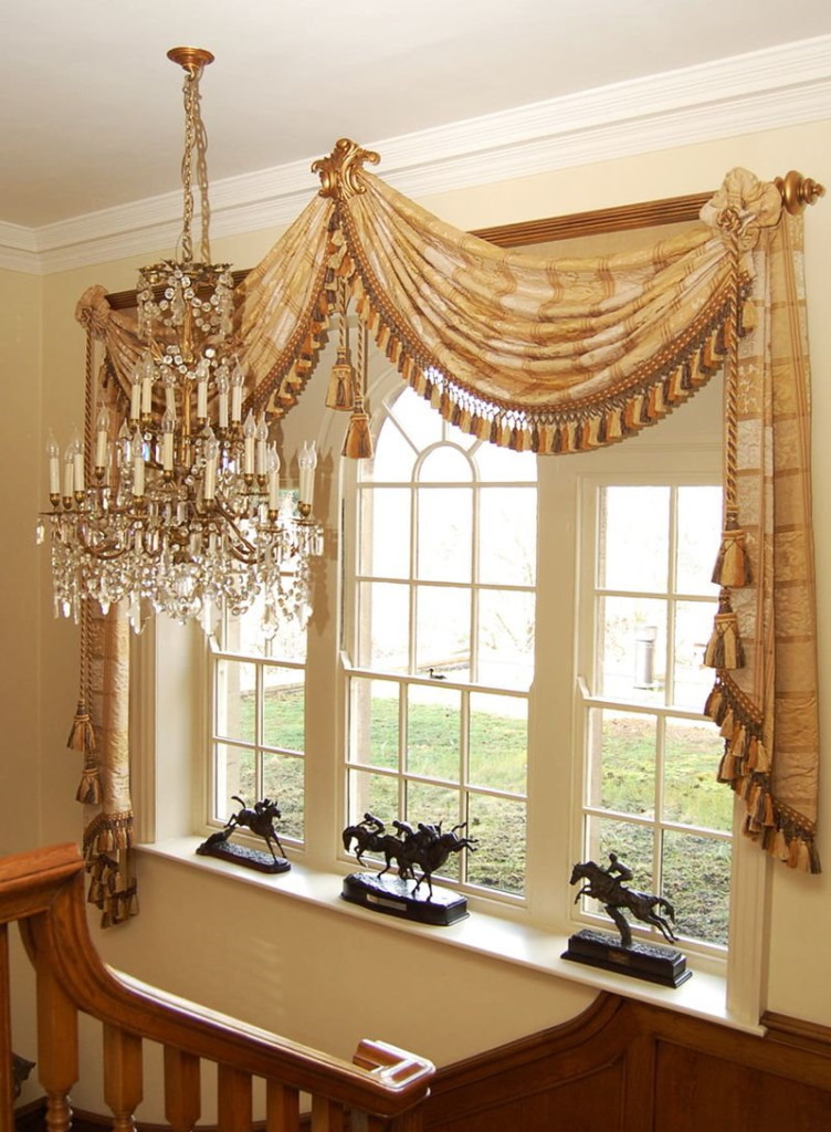 Pelmet soft sur une corniche ronde en bois