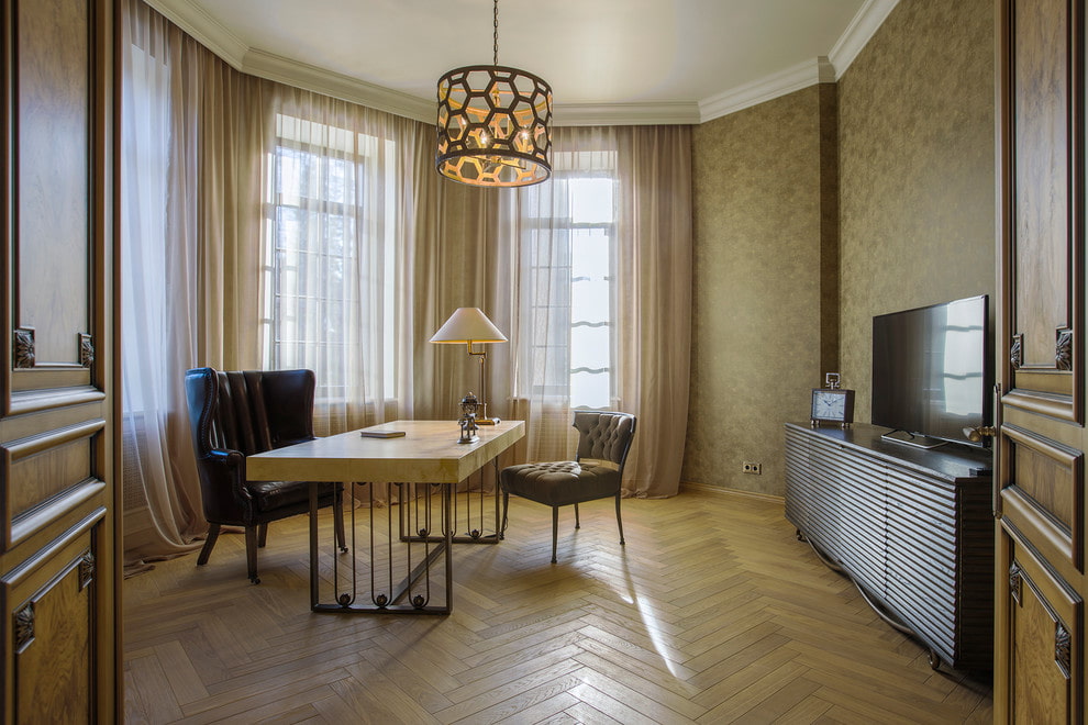 ตกแต่งภายในสำนักงานของนักธุรกิจหญิงในบ้านส่วนตัว