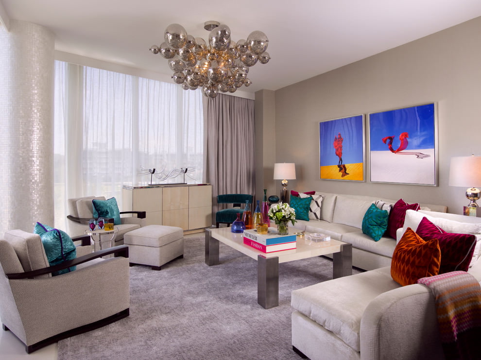 Moderne kroonluchter aan het plafond van de hal in het appartement