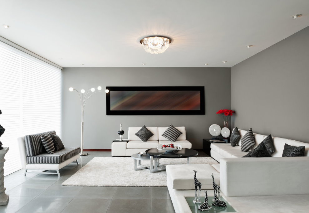 Kroonluchter in het interieur van de minimalistische stijl hal