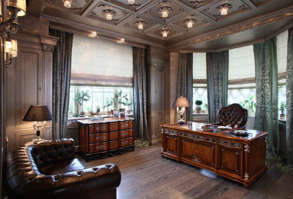 โต๊ะทำงานขนาดใหญ่พร้อมเพดานไม้