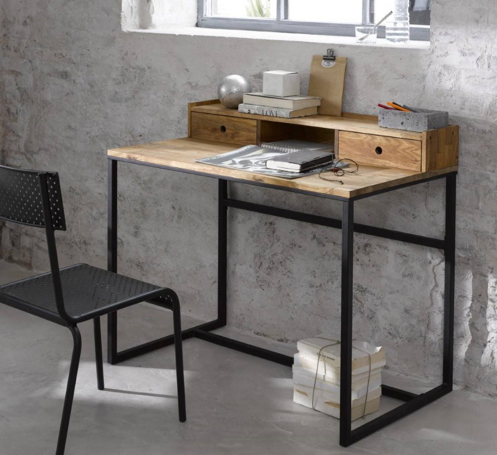 Метално бюро на фон от бетонна стена