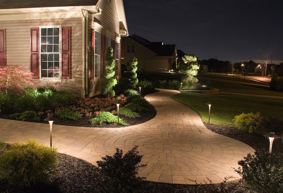 Luminaires à faible énergie solaire le long de la piste