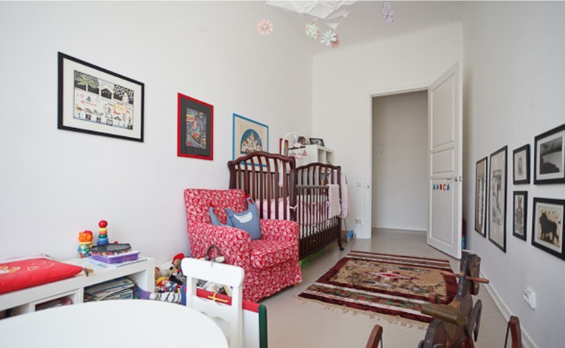 Lit bébé dans une pièce étroite