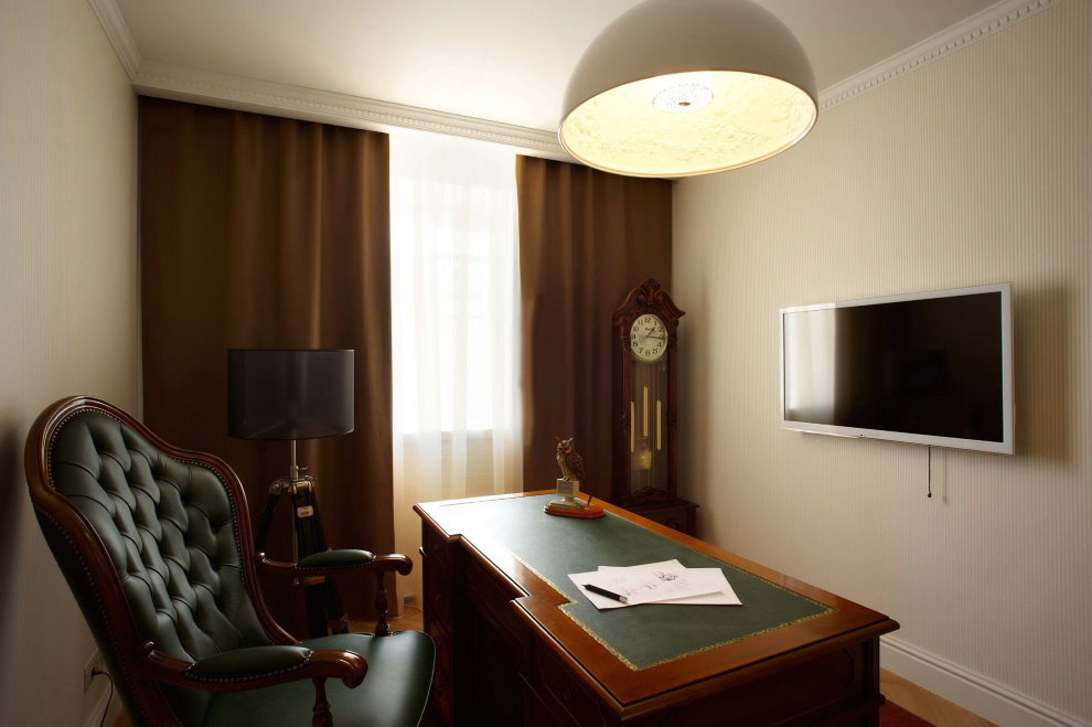 ผ้าม่านสีน้ำตาลในสำนักงานพร้อมวอลล์เปเปอร์ธรรมดา