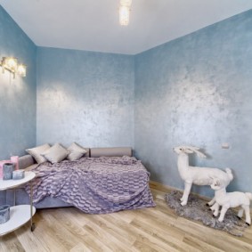 Giấy dán tường màu xanh trên tường phòng ngủ