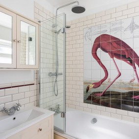 Bảng gốm trên tường phòng tắm