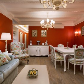 Bức tường màu đỏ tía trong phòng khách cổ điển