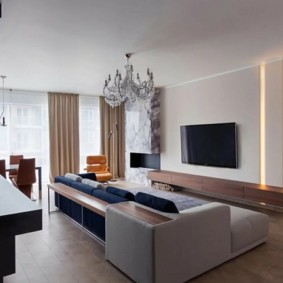 Trang trí tường sáng trong hội trường lớn