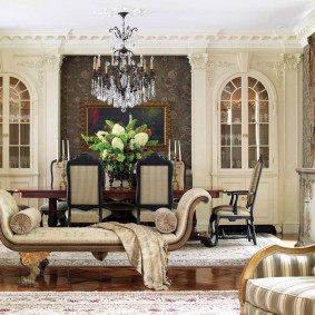 Đèn chùm treo trên trần nhà trong hội trường