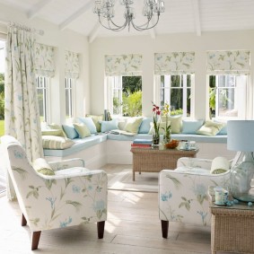 Rèm cửa La Mã trên cửa sổ của một căn phòng trong một ngôi nhà nông thôn