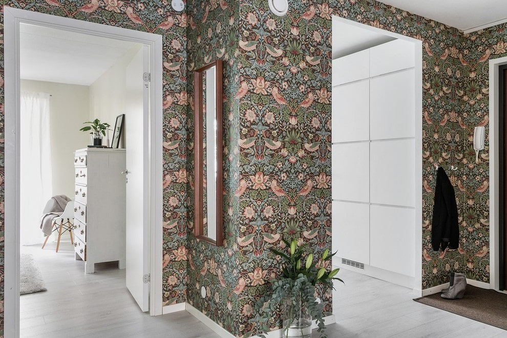 Trang trí tường ở hành lang của một căn hộ hiện đại