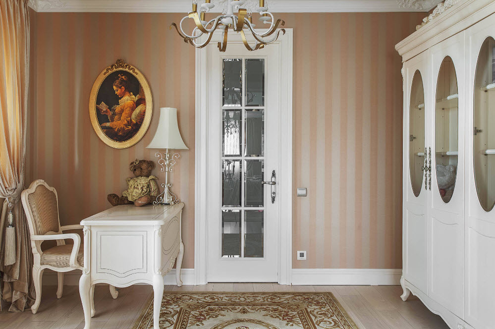 Model oval pe tapet cu dungi