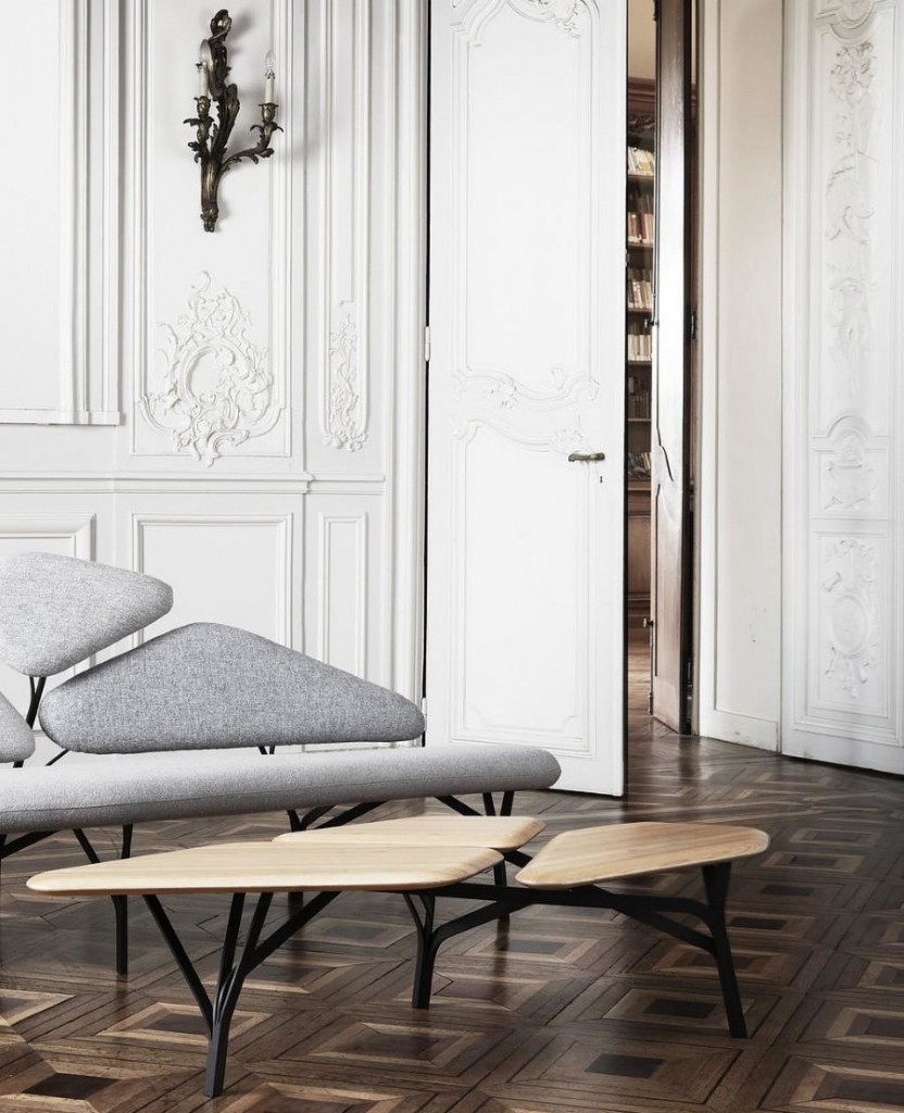 Mobilier moderne sur parquet en bois