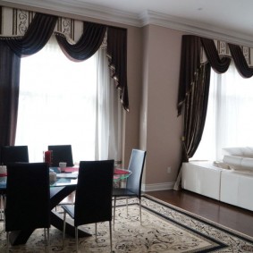 Dos en tissu foncé en lambrequin clair