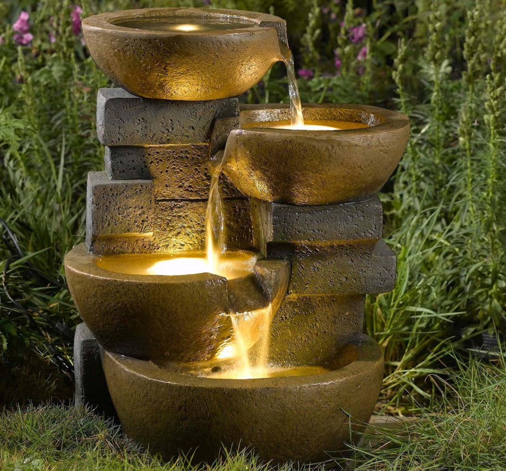 Éclairage LED d'une cascade dans le jardin