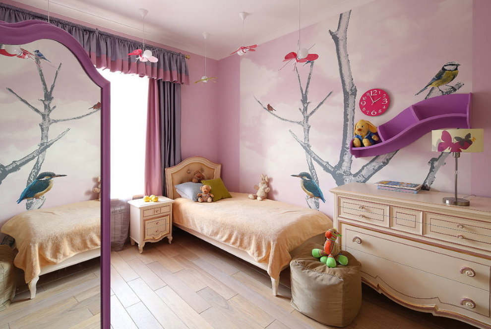 Étagère originale sur le mur avec un arbre peint