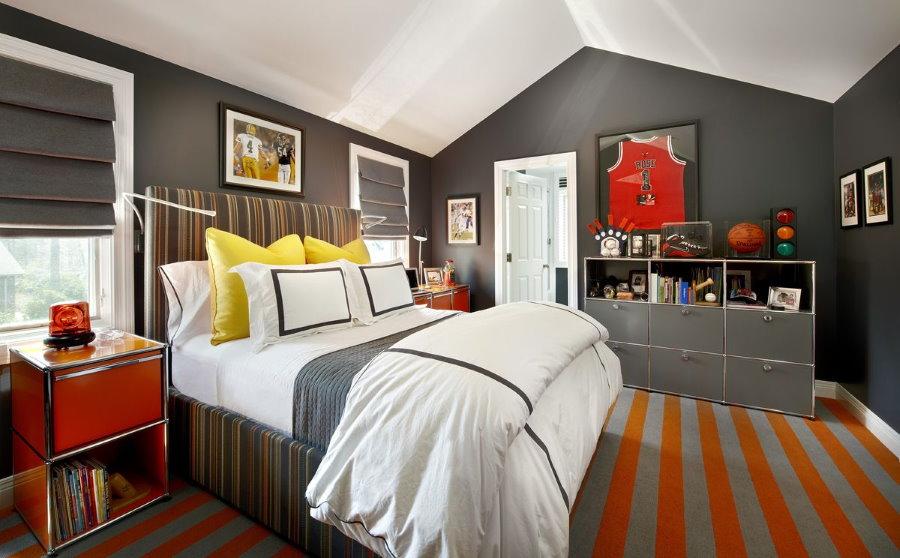 Rayures orange sur le tapis de la pépinière