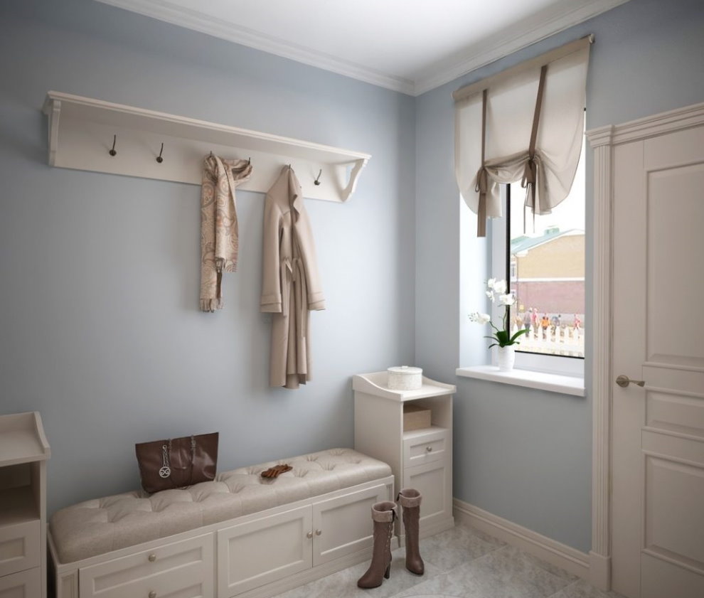 Ein offener Kleiderbügel im Flur eines Landhauses