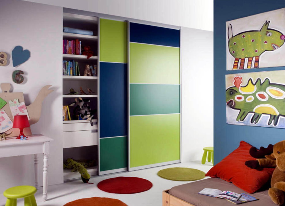 La porte entrouverte de la garde-robe des enfants