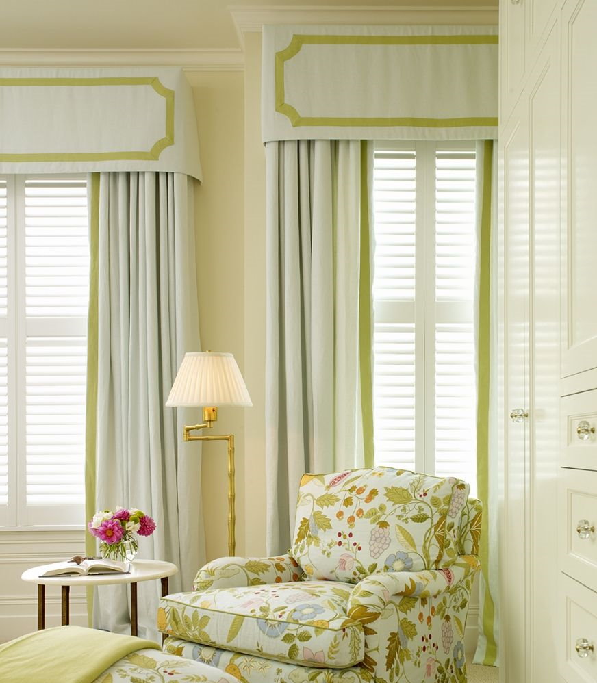 Pelmets durs à l'intérieur du salon