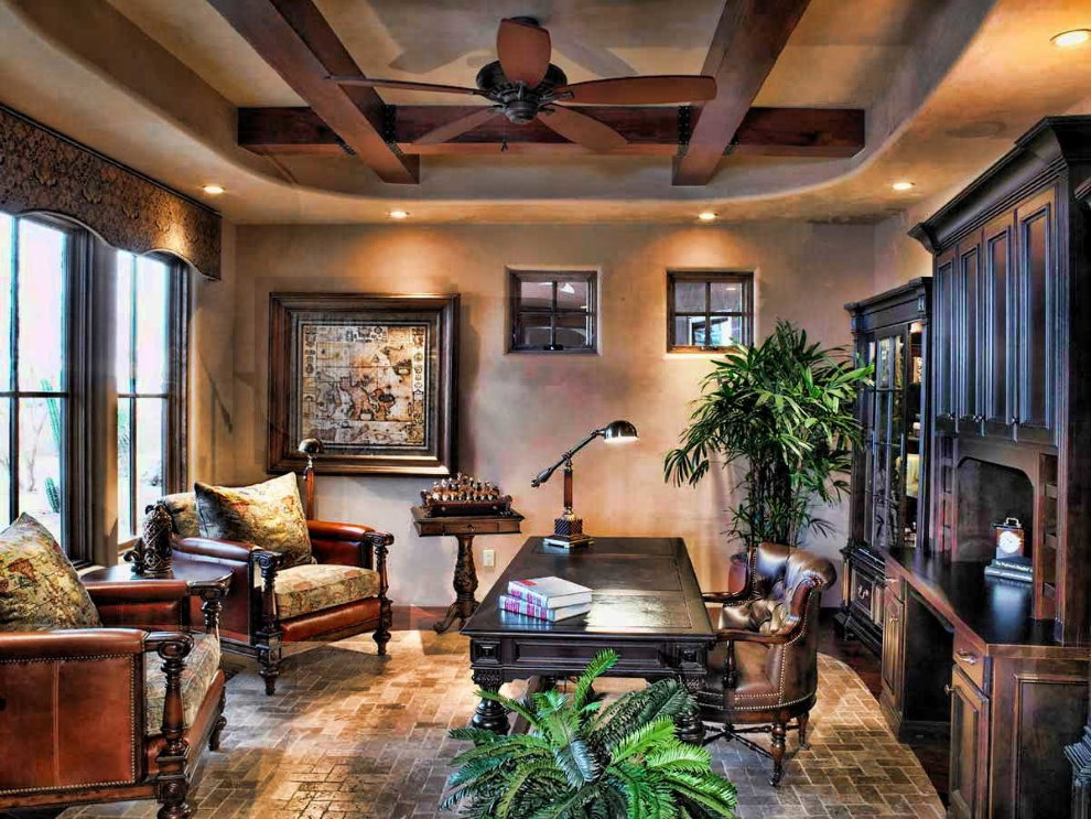 Holzmöbel im Büro eines Landhauses