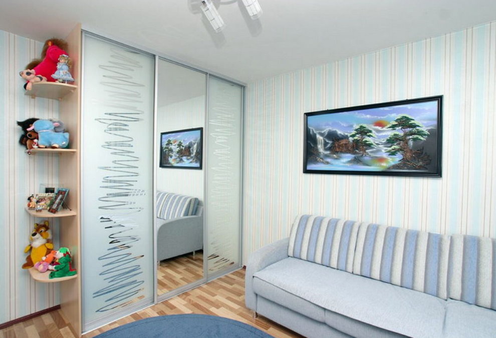 Motif discret sur les portes de l'armoire