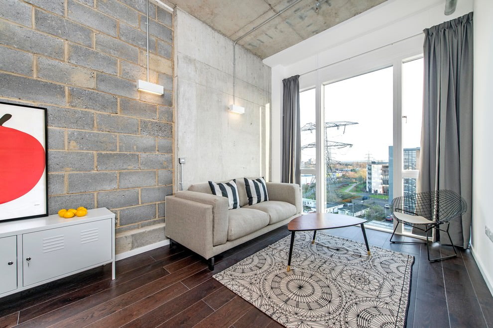 ผ้าม่านสีเทาตรงบนหน้าต่างพาโนรามา