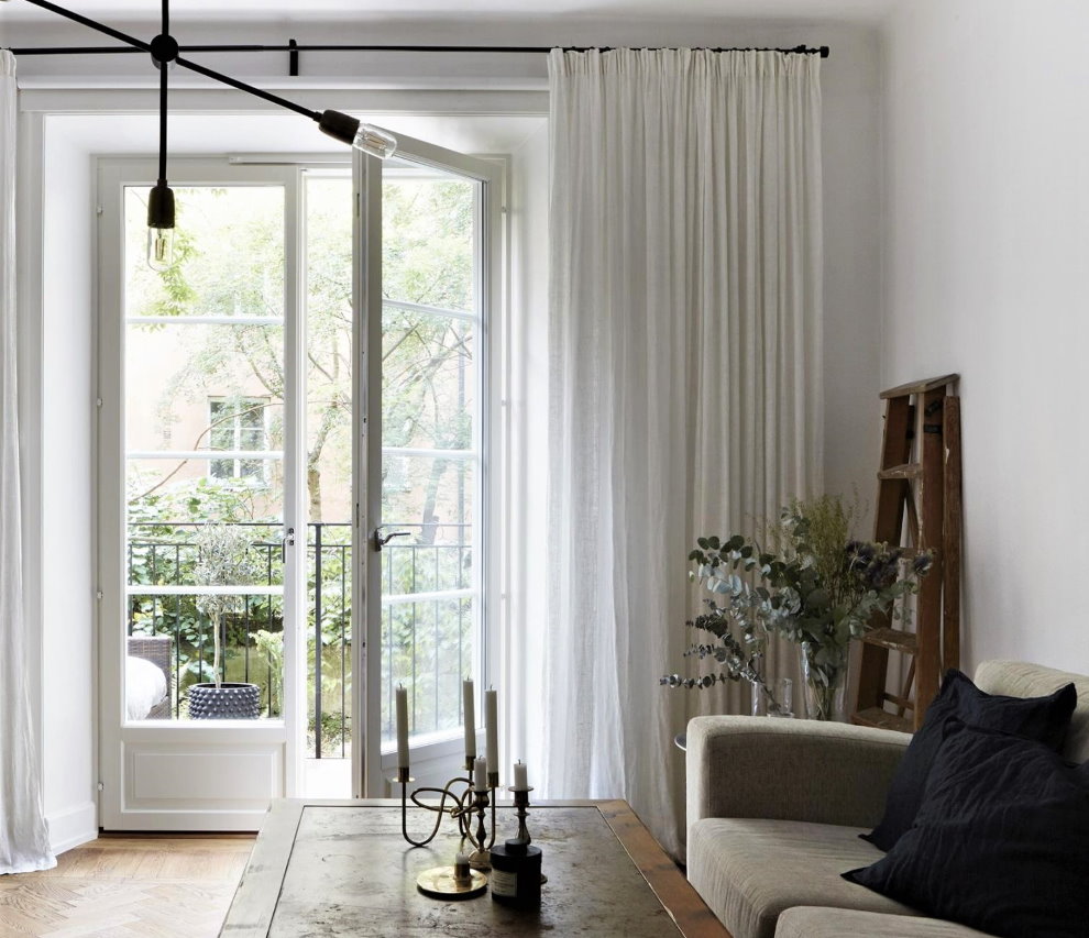 Barriere fotoelettriche su una cornice nera in una sala in stile scandinavo