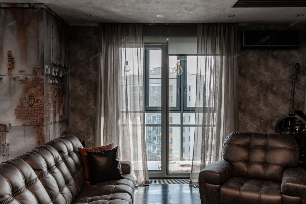 Mobili in pelle in una stanza in stile industriale