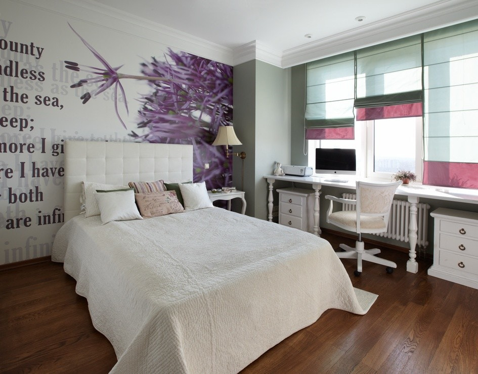 Dessin lilas dans la chambre d'une fille d'âge scolaire