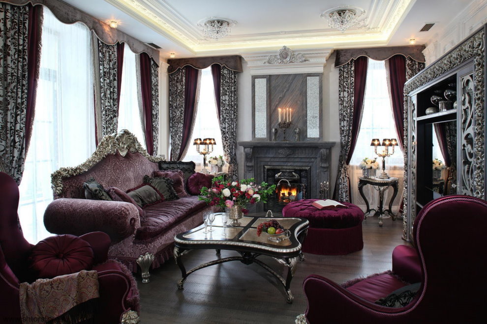 Lambrequins aux fenêtres du salon baroque